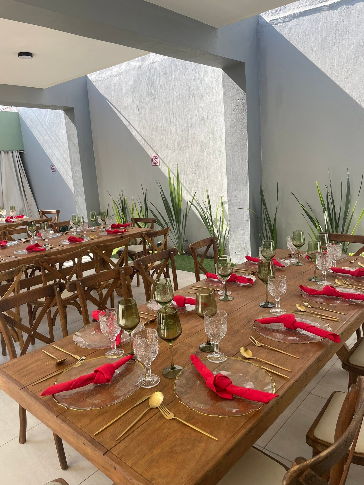 Montaje con Mesas de Madera - Terraza La Opulenza